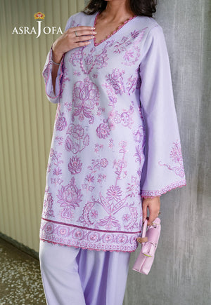 Asra Jofa ASAE-01 close-up of floral embroidery on lavender cambric kurta with decorative border hem
