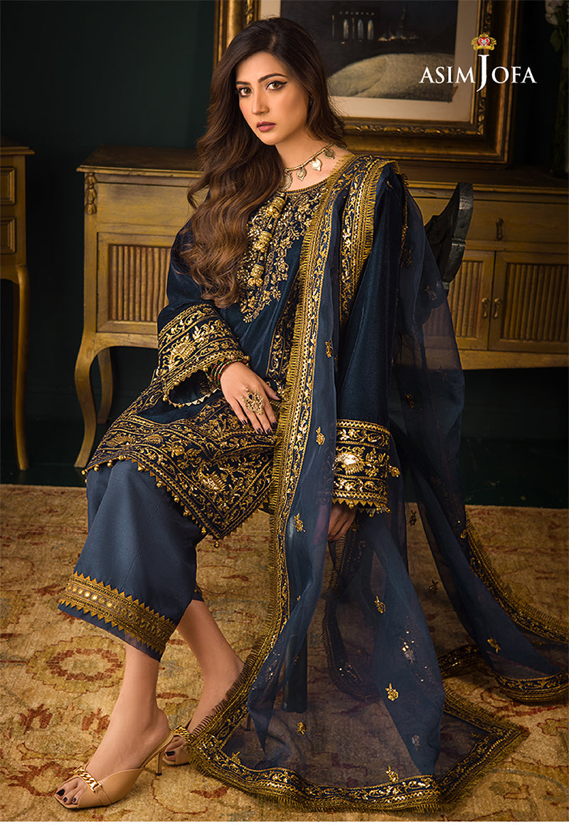 makhmal dress design Wardan collection Makhmal pheran pants with pearl embroidery handcrafted on neckline and sleeves. This dress is perfect for occasions like Aab sherun, Nikah or Mehandi. . Outfit by @zaaruk_designers In frame @