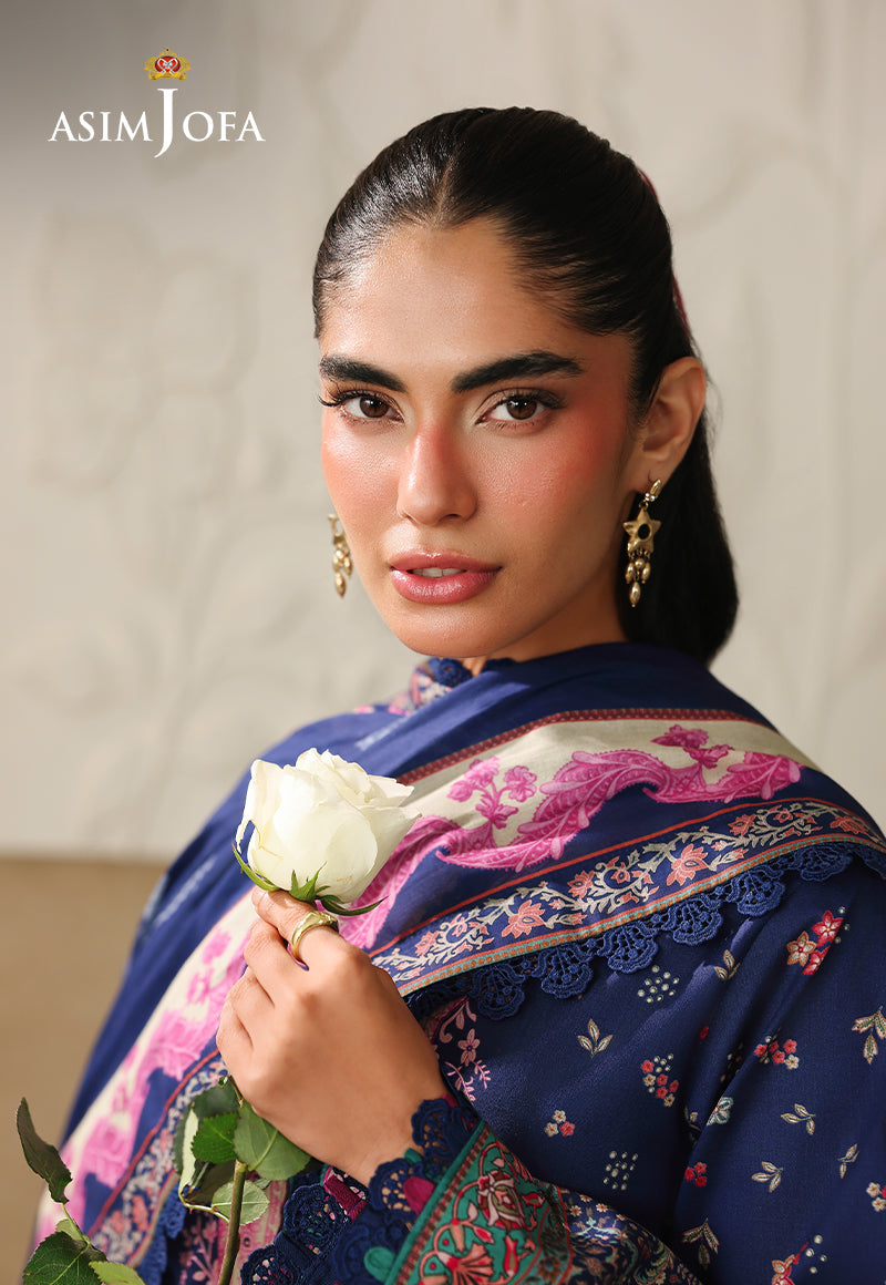 Asim Jofa AJUBC-03 deep blue printed lawn suit – portrait close-up of pink floral dupatta border with model holding a rose