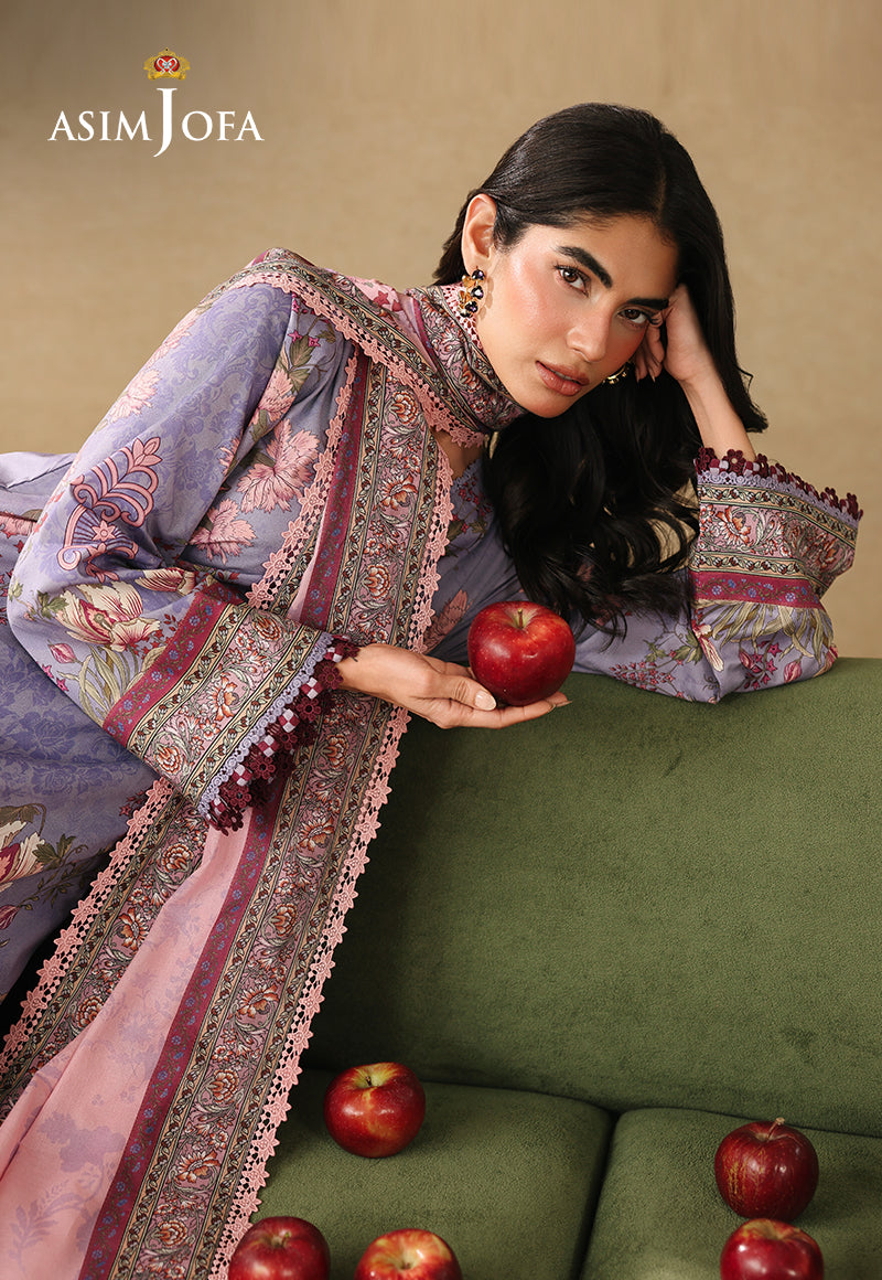 Asim Jofa AJUBC-06 lilac printed lawn suit – leaning portrait showing floral cuffs and pink dupatta border, with a red apple