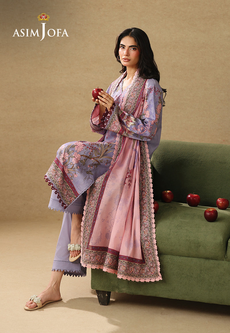 Asim Jofa AJUBC-06 lilac floral printed lawn 3-piece suit – seated full-length view with pink dupatta and model holding an apple
